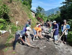 Babinsa Bersama Warga Karya Bakti Perbaiki Akses Jalan Rusak