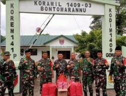 Anggota Koramil 1409-03/Bontomarannu Bagi-bagi Takjil kepada Masyarakat