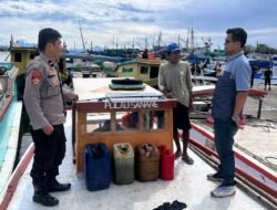 Cegah Bahaya di Laut! Polsek Paotere Intensifkan Edukasi Waspada Cuaca Tiba-Tiba Berubah