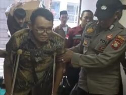 Aksi Tulus! Personil Polsek Soeta Sigap Bantu Penumpang Pasca Operasi