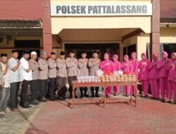 Raih Keberkahan Bulan Ramadhan, Polsek Pattallassang Bersama Bhayangkari Bagi-bagi Takjil