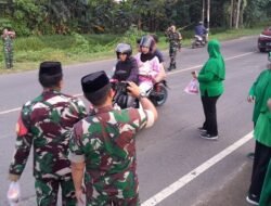 Jelang Buka Puasa, Anggota Koramil 08 Bontonompo Bersama Ibu Persit Berbagi Takjil