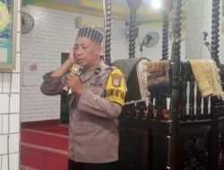 Sambil Amankan Tarawih, Bhabinkamtibmas Kelurahan Pattingalloang Baru Lantunkan Adzan di Masjid Nurun Nubuah