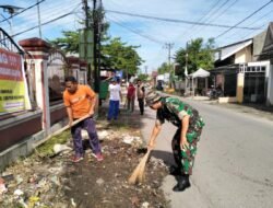 Bulan Ramadhan Tak Menjadi Penghalang, Babinsa Koramil 1409-01/Somba Opu Semangat Kerja Bakti Bersama Warga