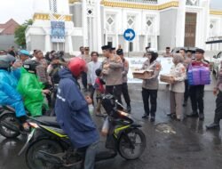 Kapolres Gowa Bersama Jajaran Bagikan Takjil kepada Pengendara dan Warga
