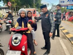 Kasat Reskrim Polres Takalar Berbagi Takjil, Wujud Kepedulian Polri di Bulan Ramadhan