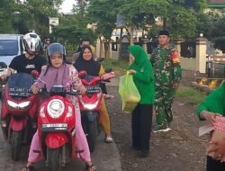 Jelang berbuka Personil Koramil 03 Bontomarannu dan Ibu Persit Berbagi Takjil