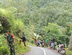 Babinsa Kelurahan Gantaran Kerja Bakti bersama Warga