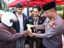 Polres Pelabuhan Makassar dan Mahasiswa Kompak Tebar Takjil di Bulan Ramadhan