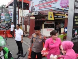 Peduli Sesama di Bulan Suci: Kapolres Pelabuhan Makassar dan Bhayangkari Kembali Bagikan Takjil di Jalan