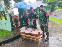 Personil Koramil 02/Parangloe berbagi Takjil buka puasa kepada masyarakat