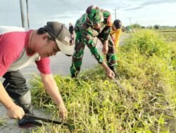 Babinsa Koramil 1409-05/Pallangga Bersama Warga Gotong Royong Bersihkan Bahu Jalan