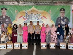 Kapolres Gowa dan Bhayangkari Bagikan Paket Lebaran kepada Warakawuri