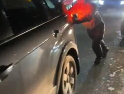 Sigap,Anggota Sat Samapta Polres Gowa Bantu Dorong Mobil Warga yang Mogok