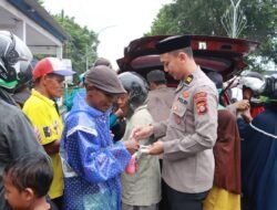Peduli Sesama di Bulan Ramadan, Polres Takalar Bagikan Takjil kepada Pengendara