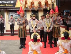 Tari Paduppa Sambut Srikandi Bhayangkara: AKBP Rise Sandiyantanti Resmi Pimpin Polres Pelabuhan Makassar