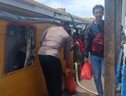 Peduli Keselamatan, Personil Polsubsektor Sangkarrang Bantu Warga Turun Kapal di Dermaga