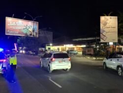 Aksi Lampu Biru: Satlantas Polres Pelabuhan Makassar Lindungi Pengguna Jalan dari Bahaya Lalu Lintas