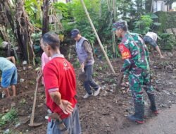 Wujudkan Lingkungan Bersih, Babinsa Koramil 1409-02/Parangloe Kerja Bakti Bersama Warga
