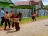 Babinsa Koramil 1409-08/Bontonompo Bersama Siswa Mis Muhammadiyah Anassappu dan Warga Bersihkan Lingkungan