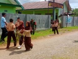 Babinsa Koramil 1409-08/Bontonompo Bersama Siswa Mis Muhammadiyah Anassappu dan Warga Bersihkan Lingkungan