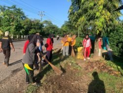 Wujudkan Gowa Bersih, Babinsa 1409-03/Bontomarannu bersama Warga Bersihkan Lingkungan di Desa Binaan