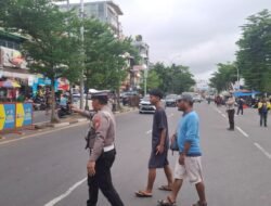 Peduli Keselamatan, Satlantas Polres Pelabuhan Makassar Dampingi Warga Menyebrang Jalan