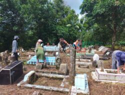 Babinsa Koramil 1409-04/Gowa Bersama Warga Gelar Kerja Bakti Bersihkan TPU