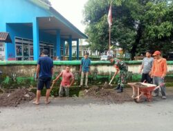 Babinsa Koramil 1409-08/Bontonompo Kerja Bakti Bersama Warga Bersihkan Saluran Drainase