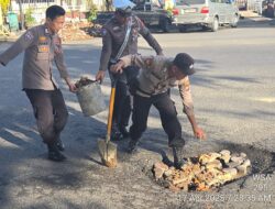Demi Keselamatan Pengendara, Personil Polsek Soeta dan Satlantas Tambal Jalan Berlubang