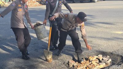 Demi Keselamatan Pengendara, Personil Polsek Soeta dan Satlantas Tambal Jalan Berlubang