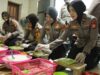 Aksi Keren Polwan Polres Pelabuhan Makassar, Bantu UMKM Naik Kelas di Momen Hari Kartini