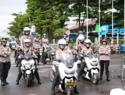 Polwan Polres Pelabuhan Makassar Bagi Cokelat di Hari Kartini, Pengendara Tertib Dapat Hadiah!