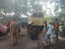 Kegiatan Karya Bakti yang dilaksanakan Babinsa bersama Warga Menyasar Sepanjang Jalan Poros Maccinibaji