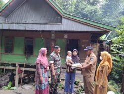 Babinsa Ramil 1409-04/Tinggimoncong Bantu Penyaluran Nutrisi Mencegah Stunting