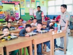 Babinsa Ramil 1409-05/Pallangga Dampingi Pembagian Makan Bergizi Gratis