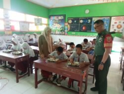 Babinsa Dampingi Pembagian Makan Bergizi Gratis