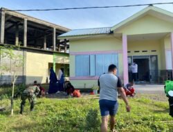 Ciptakan Lingkungan Indah dan Bersih,Babinsa Gencarkan Karya Bakti bersama Aparat Desa dan Warga