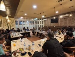 Ngopi Hangat, Sinergi Kuat: Kapolres Pelabuhan Makassar Gandeng Media Bangun Kolaborasi