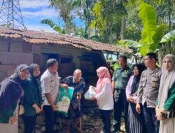 Wujud Kepedulian Kepada Warga Miskin Ekstrem, Babinsa Bersama Bhabinkamtibmas dan Pemerintah Daerah Bersinergi Berikan Bantuan