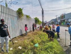 Bersama Warga,Babinsa Kelurahan Bonto-bontoa Bersihkan Lingkungan