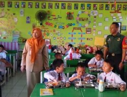 Babinsa Koramil 05 Pallangga Pantau Pendistribusian Makanan Bergizi Gratis di SDN Taeng