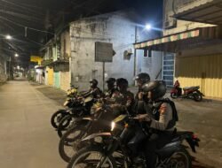 Patroli Malam Gencar, Polisi Sisir Pelabuhan Makassar Demi Kamtibmas Aman