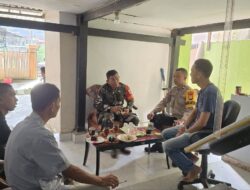 Babinsa Koramil 08 Bontonompo dan Bhabinkamtibmas Jalin Kedekatan Dengan Warga Melalui Komsos