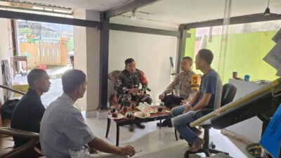 Babinsa Koramil 08 Bontonompo dan Bhabinkamtibmas Jalin Kedekatan Dengan Warga Melalui Komsos