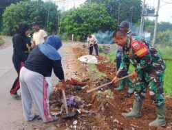 Tak Kenal Lelah,Babinsa Laksanakan Kegiatan Karya Bakti bersama Warga