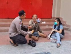Bhabinkamtibmas Melayu Baru Sigap Bantu ODGJ Lemas di Pinggir Jalan