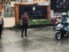 Diguyur Hujan , Polres Pelabuhan Makassar Siaga Atur Lalin di Depan Sekolah Makassar