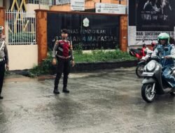 Diguyur Hujan , Polres Pelabuhan Makassar Siaga Atur Lalin di Depan Sekolah Makassar