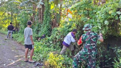 Wujud Kemanunggalan TNI ,Babinsa laksanakan Kegiatan Karya Bakti